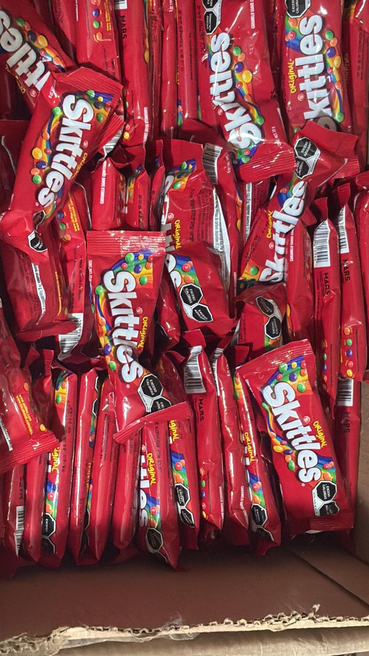 Caja con dulces Skittles rojos
