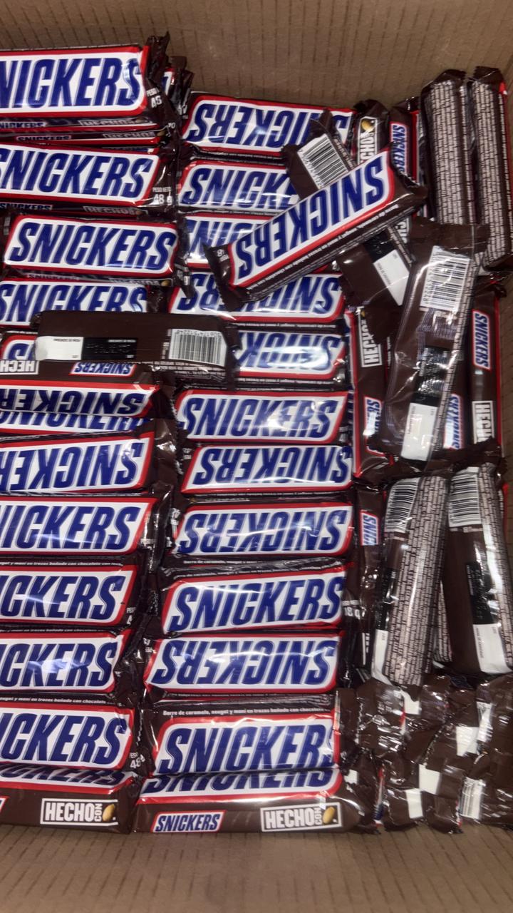 Snickers organizados en caja